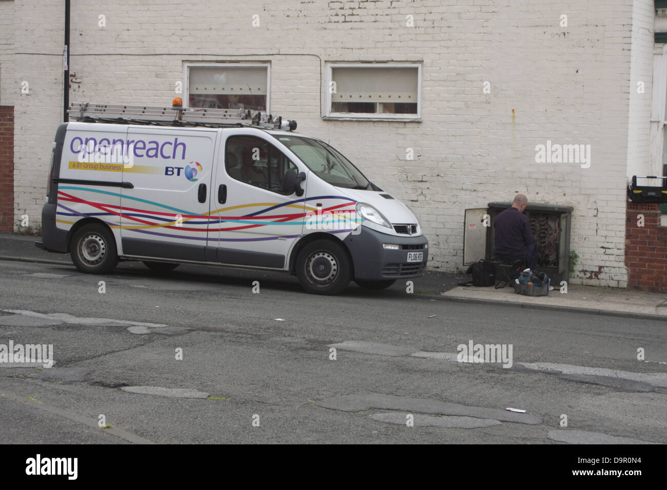 BT Openreach engineer lavorando su un British Telecom la comunicazione mobile in strada a Sunderland, Inghilterra. Foto Stock