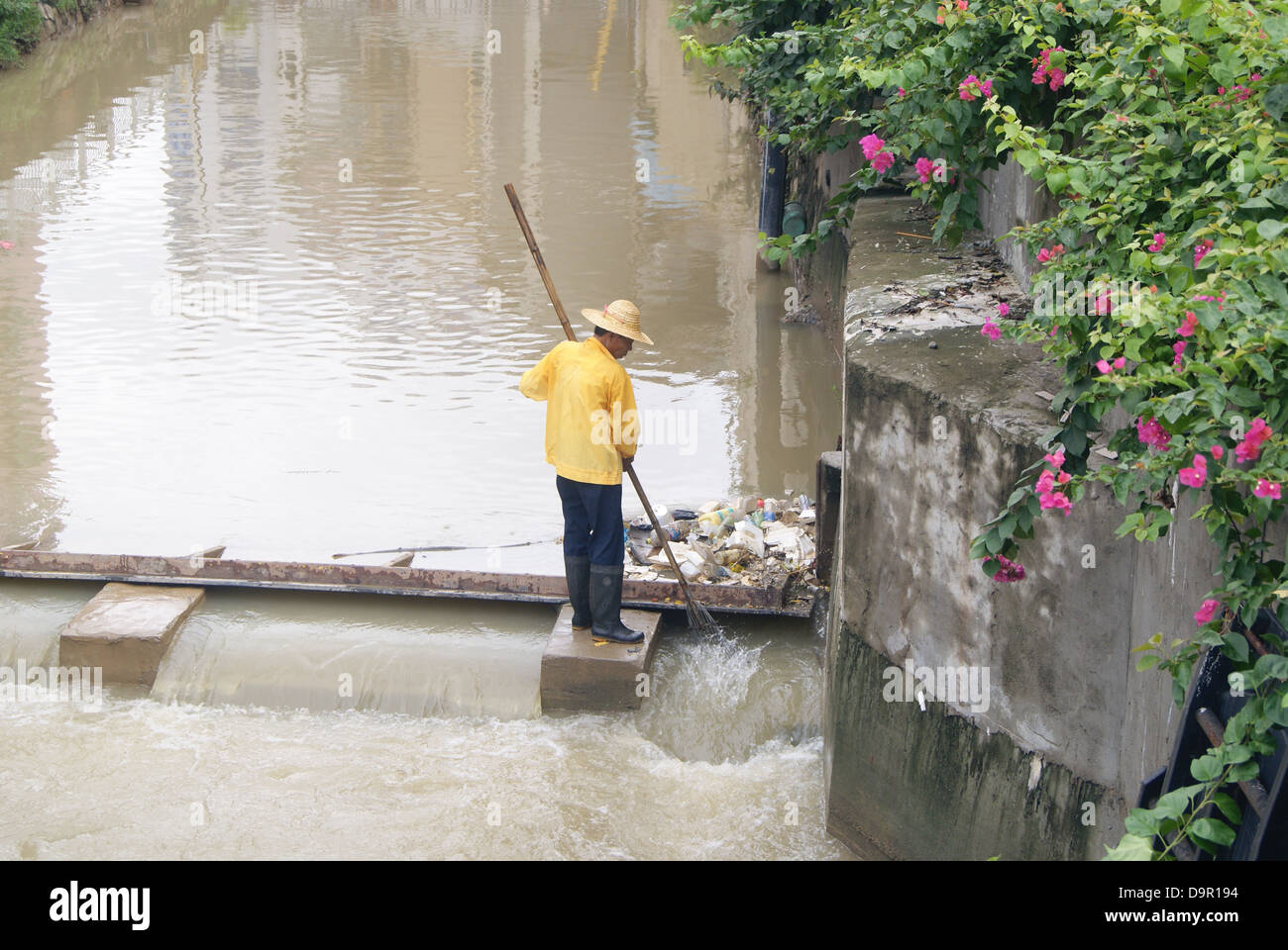 Un lavoratore nel fiume di dragaggio in Shenzhen, Cina Foto Stock