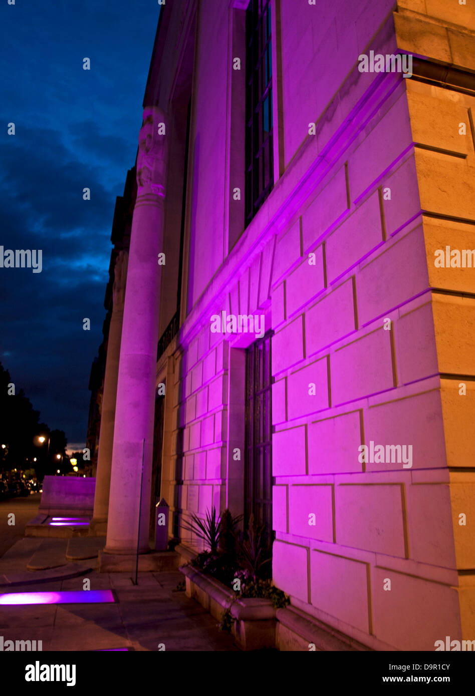 Parte anteriore del Royal Institute of British Architects (RIBA) Edificio di notte, Portland Place, London, England, Regno Unito Foto Stock