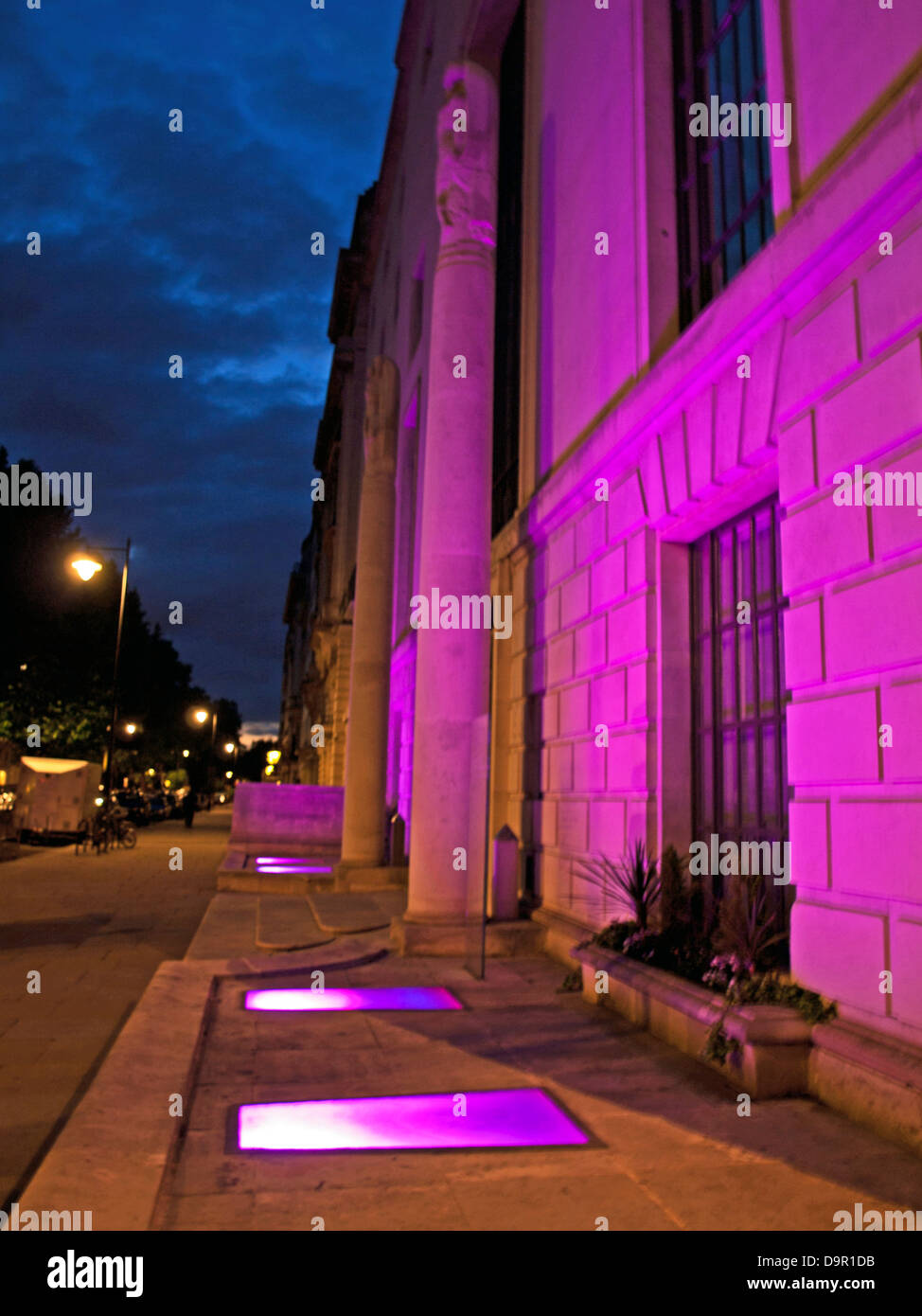Parte anteriore del Royal Institute of British Architects (RIBA) Edificio di notte, Portland Place, London, England, Regno Unito Foto Stock