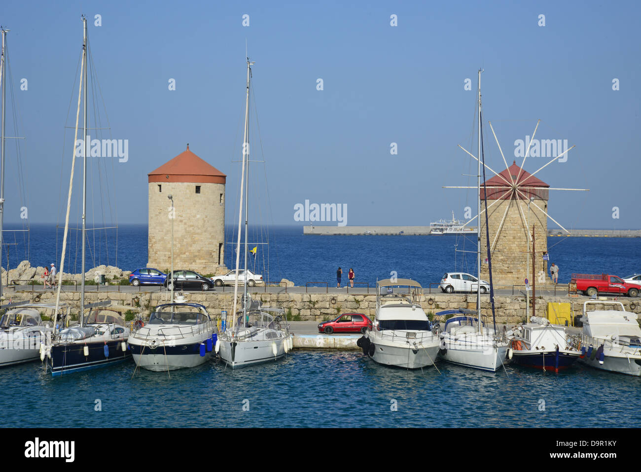 Mulini a vento medievali di Mandrachi Porto, città di Rodi RODI (Rodi), del Dodecaneso, Egeo Meridionale Regione, Grecia Foto Stock