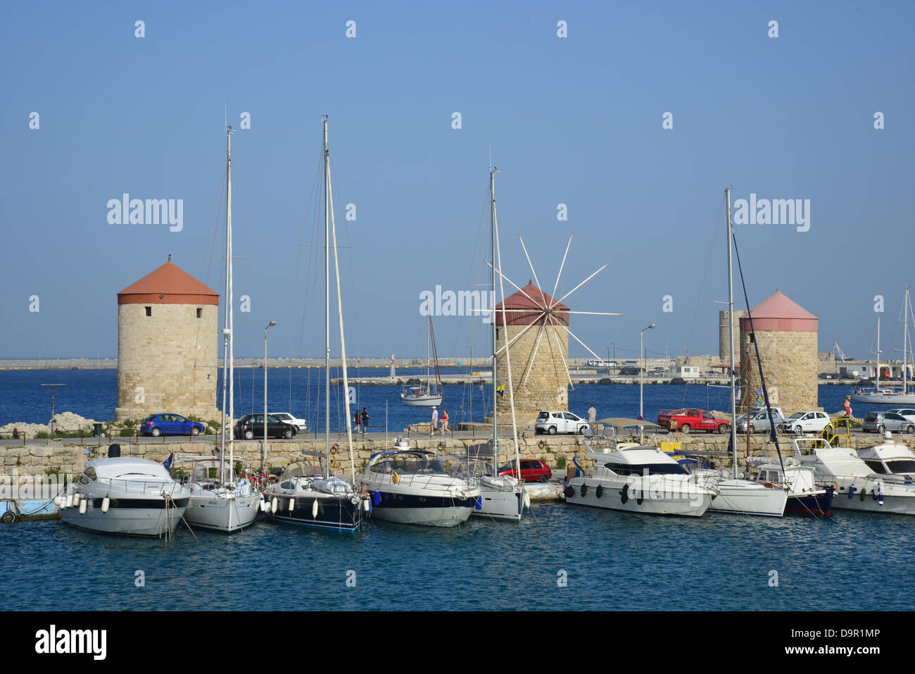 Mulini a vento medievali di Mandrachi Porto, città di Rodi RODI (Rodi), del Dodecaneso, Egeo Meridionale Regione, Grecia Foto Stock