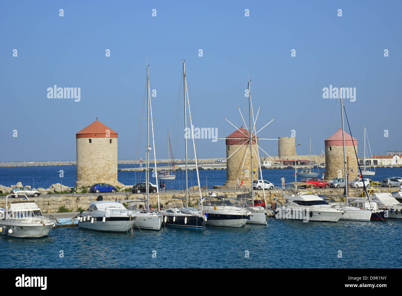Mulini a vento medievali di Mandrachi Porto, città di Rodi RODI (Rodi), del Dodecaneso, Egeo Meridionale Regione, Grecia Foto Stock