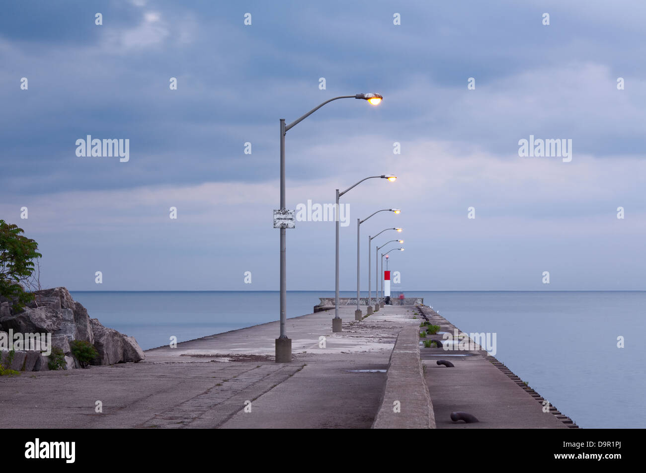 Luci lungo un molo al tramonto, Hamilton, Ontario, Canada. Foto Stock