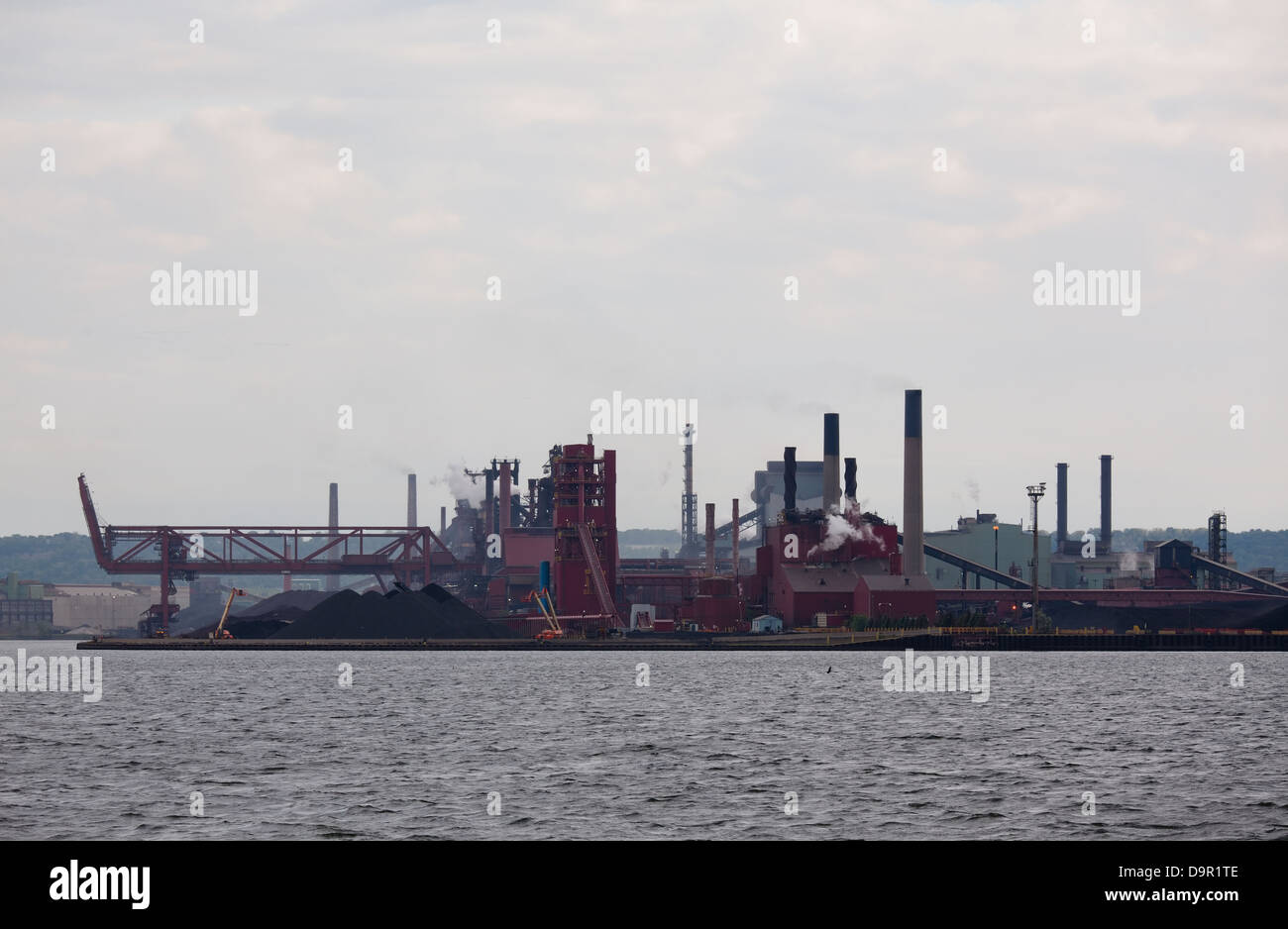 Industria pesante lungo Hamilton il lungomare su un pomeriggio nebuloso, Hamilton, Ontario, Canada. Foto Stock