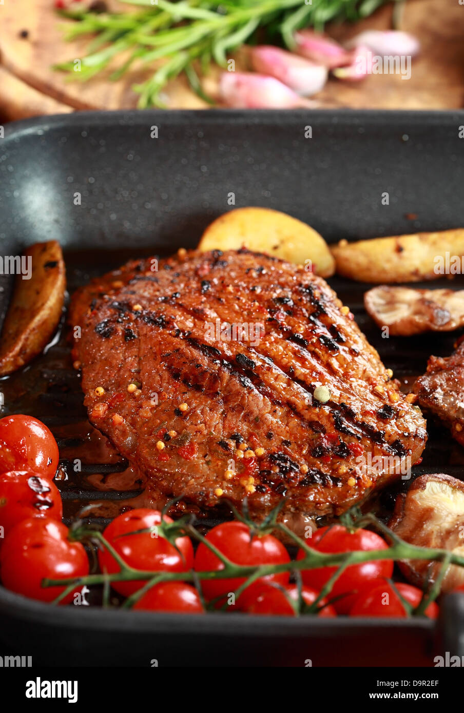 Deliziosa bistecca con verdure grigliate Foto Stock
