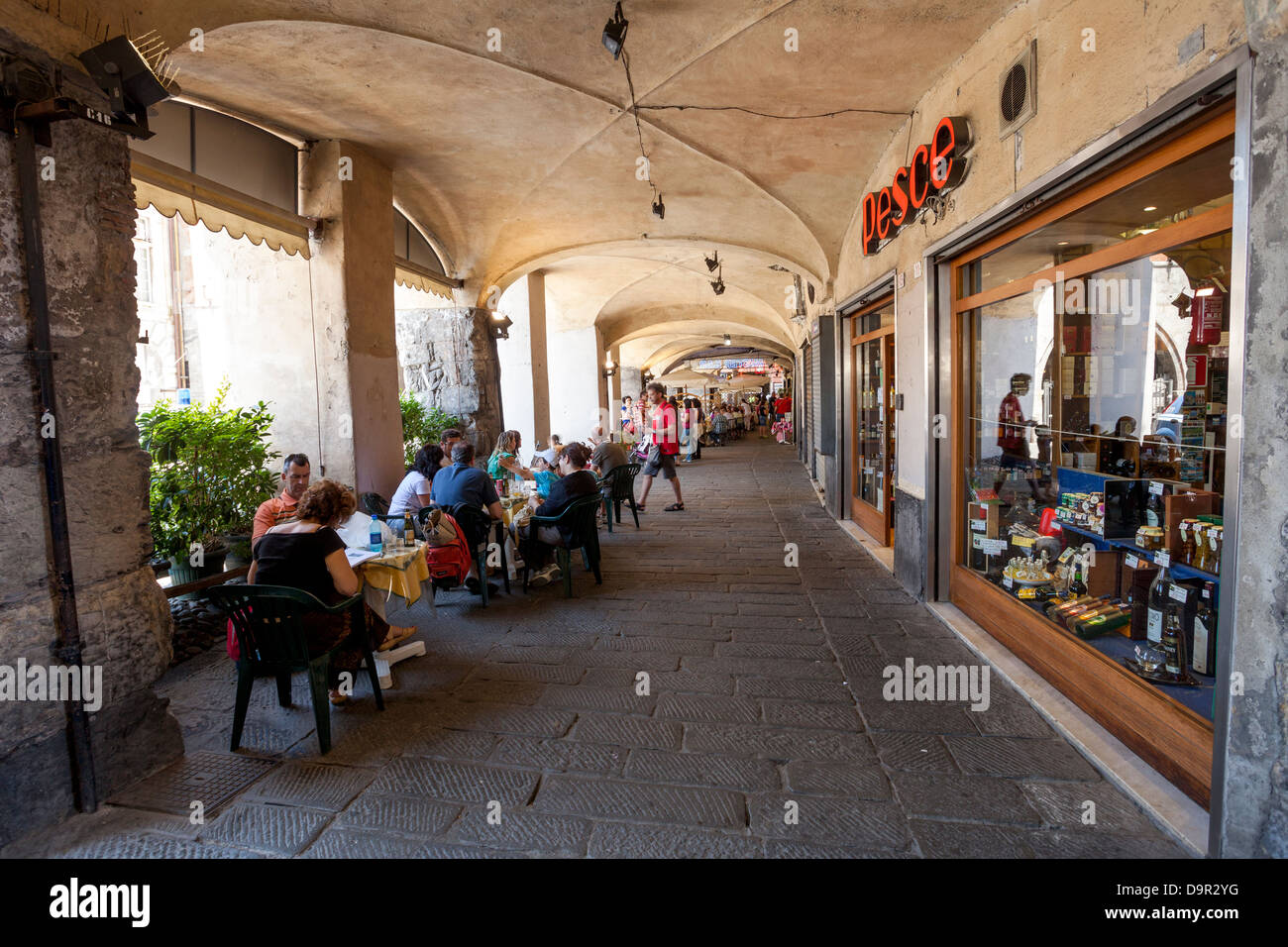 Genova, Italia - 16 Giugno: i turisti e la gente del posto si appoggia in caffetterie a Genova il 16 giugno 2012, Genova, Italia. Foto Stock