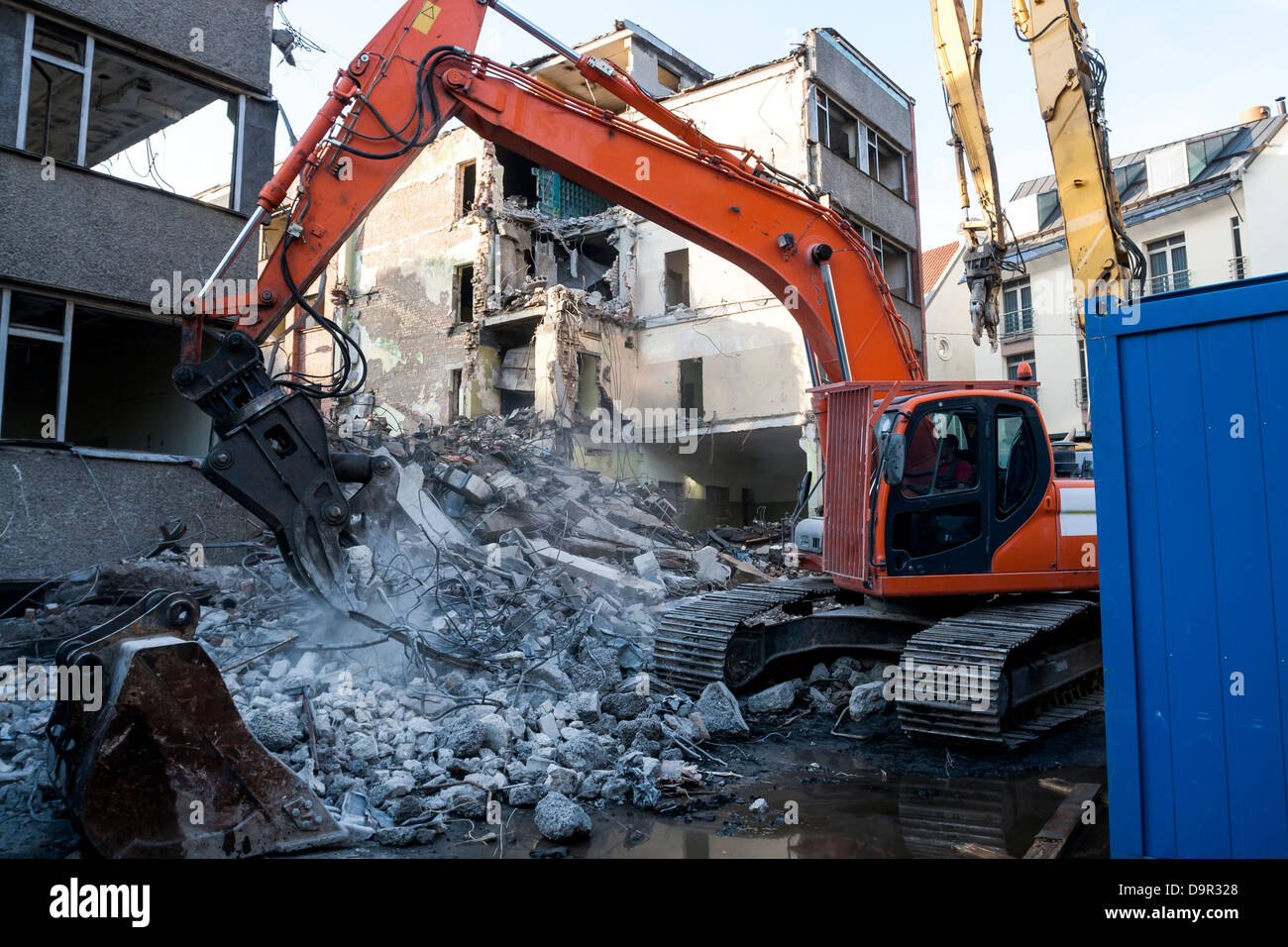 Demolizione di un vecchio edificio con macchinari pesanti per la nuova costruzione Foto Stock