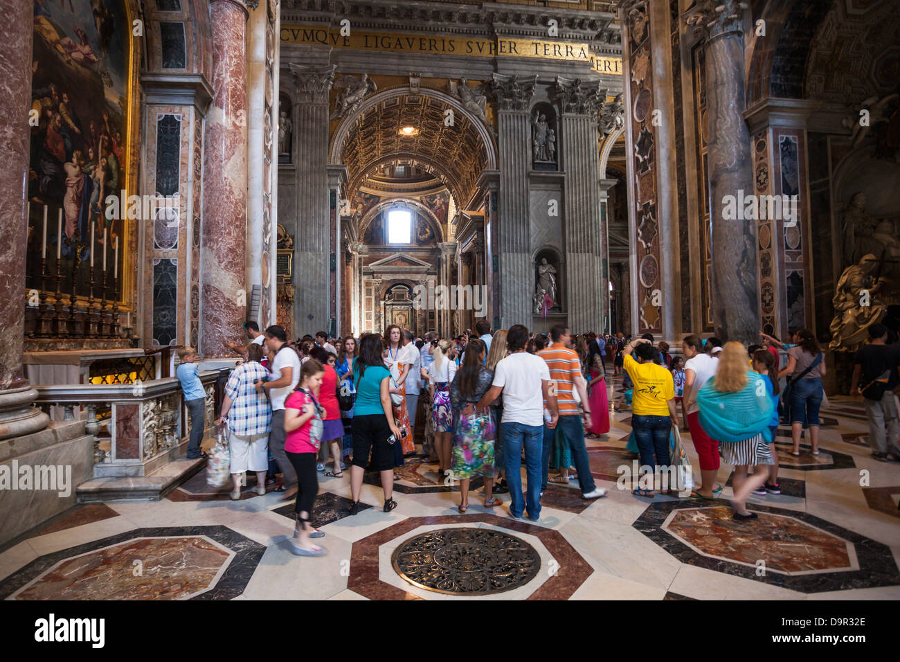 Roma - 22 Giugno: folla di turisti Indoor la Basilica di San Pietro il 22 giugno 2012 in Roma, Italia. Foto Stock