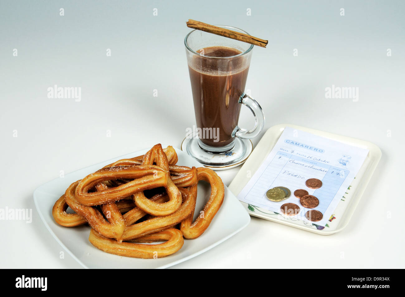 Churros con cioccolata calda e una ricevuta, Mijas Costa, Costa del Sol, Andalusia, Spagna, Europa occidentale. Foto Stock