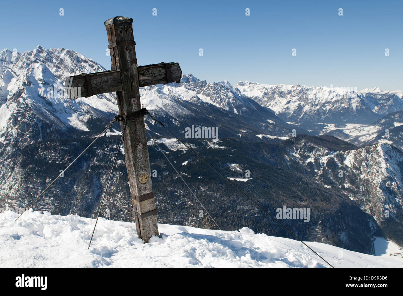 Croce di vetta con bandierine tibetane Stock Photo