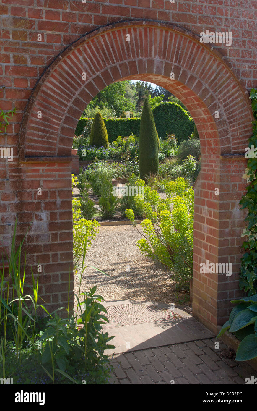 Archway in giardino murato Norfolk Foto Stock