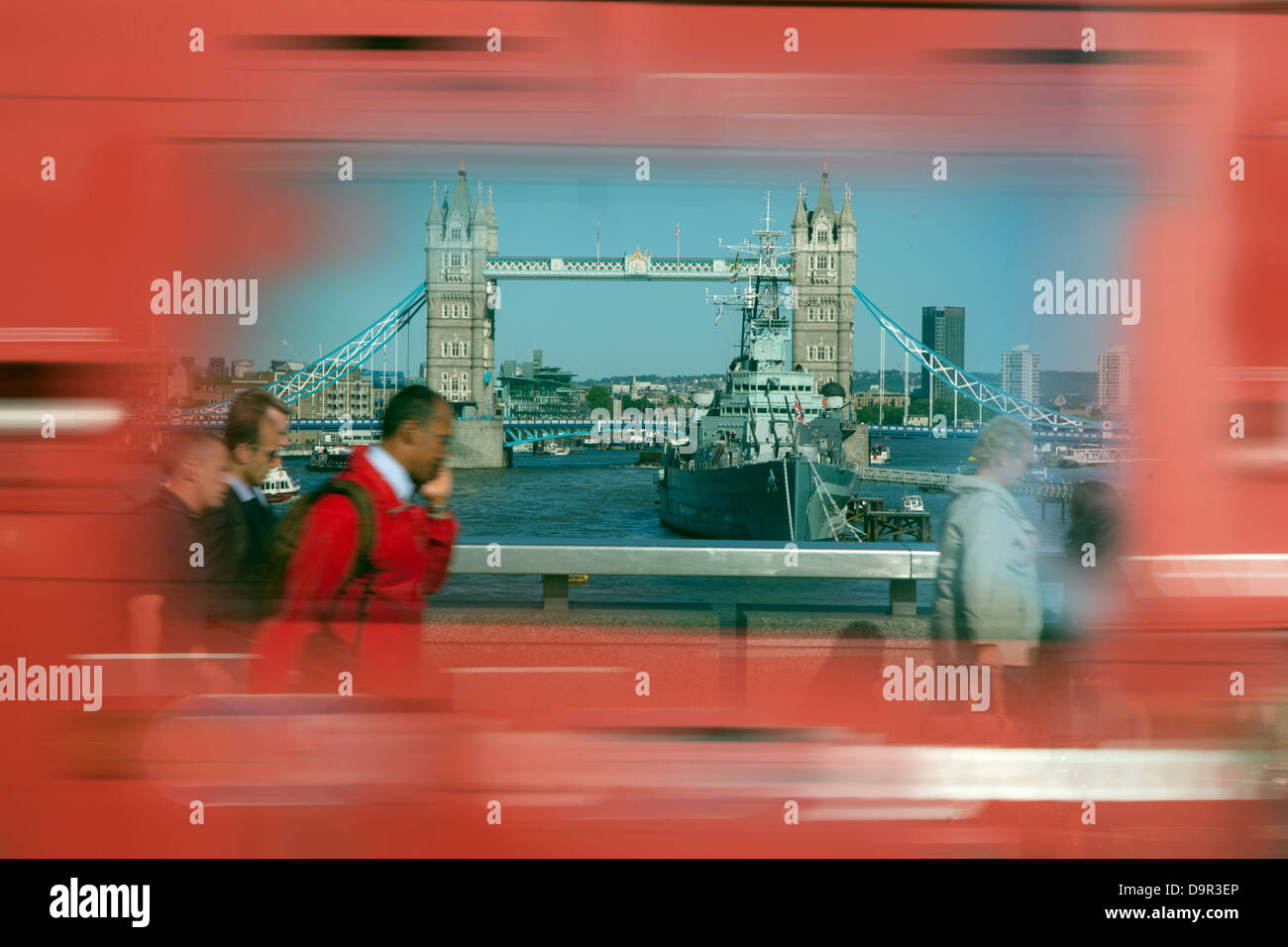 Bus in movimento e il Tower Bridge di Londra estate Foto Stock
