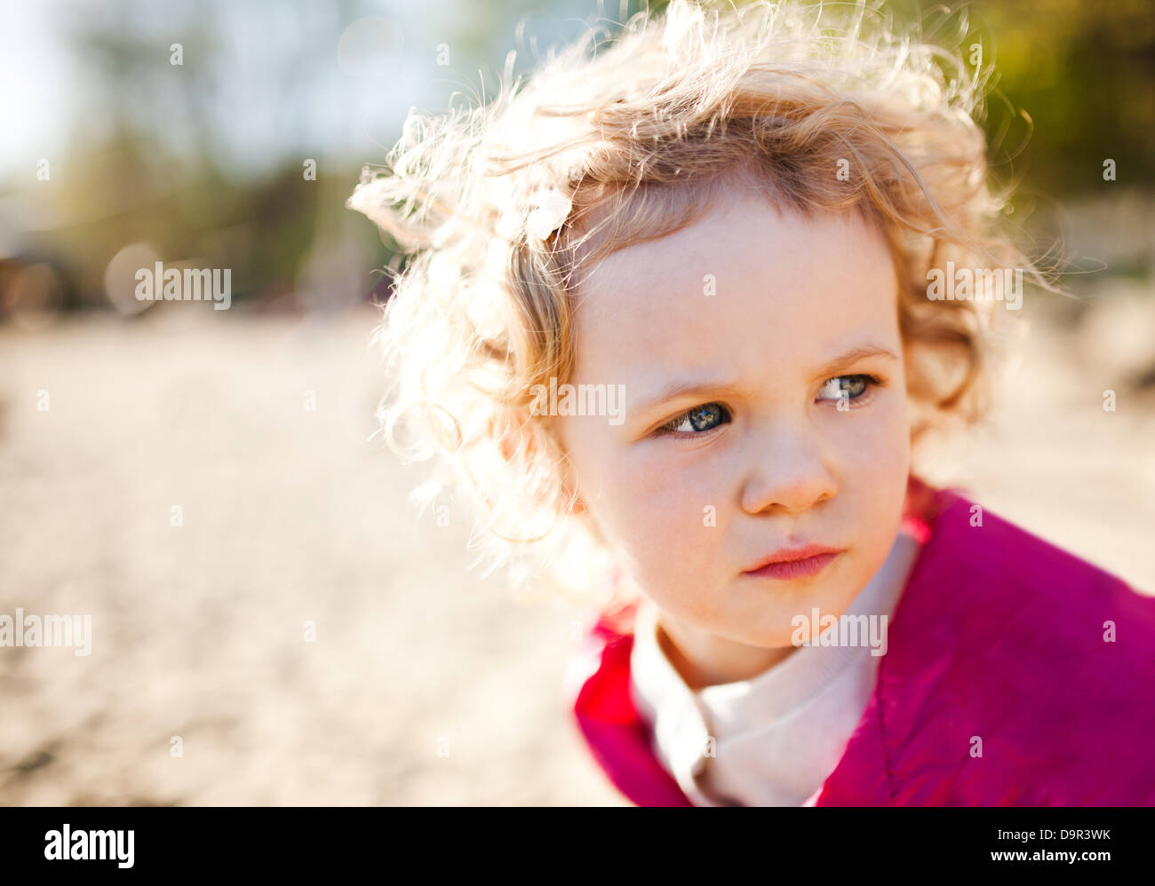 Adorabile bambina prese closeup all'aperto in estate Foto Stock