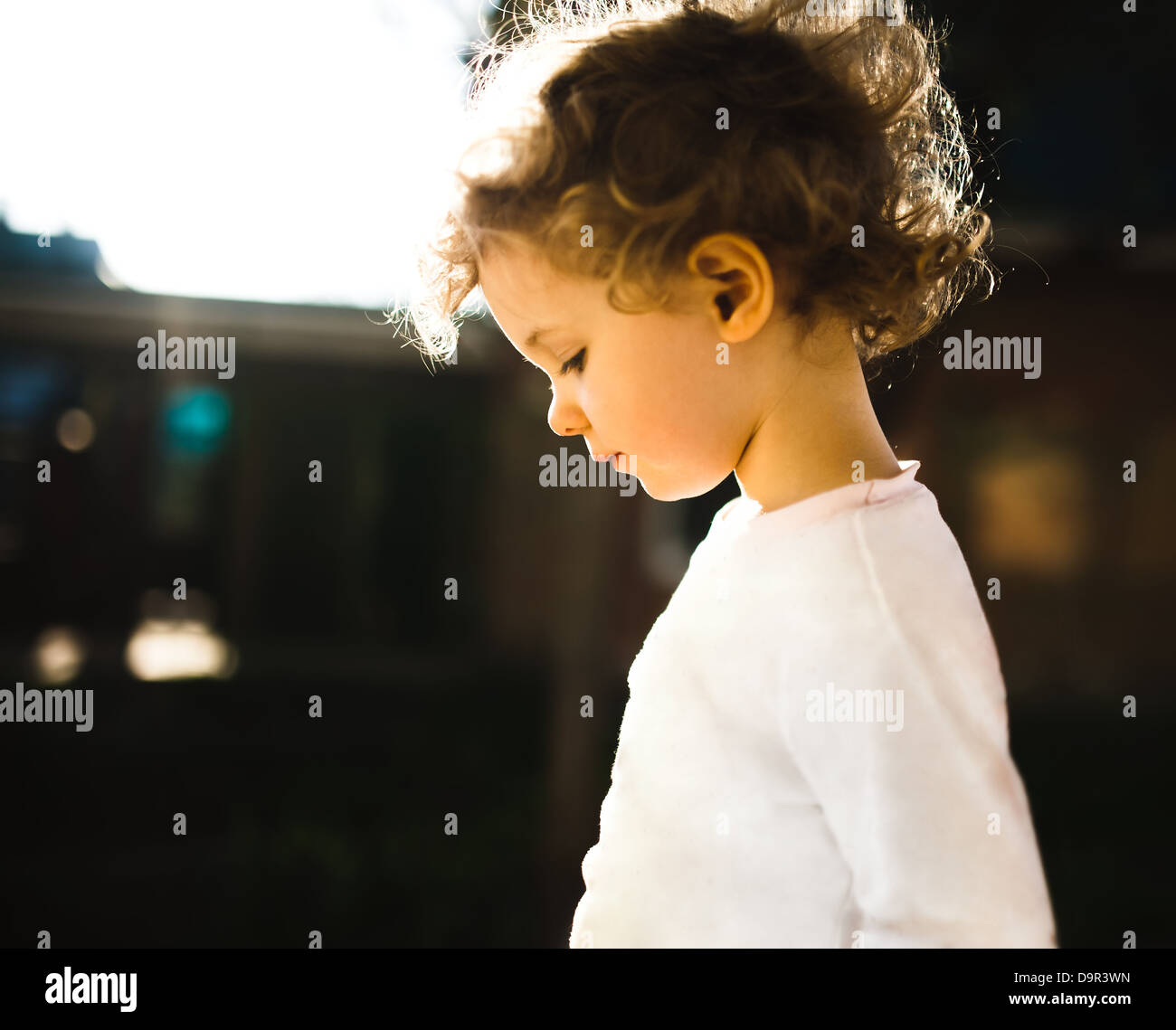 Adorabile bambina prese closeup all'aperto in estate Foto Stock