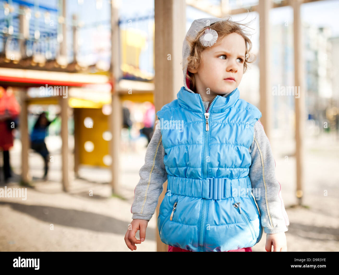 Malinconici bambina sulla zona parco giochi Foto Stock
