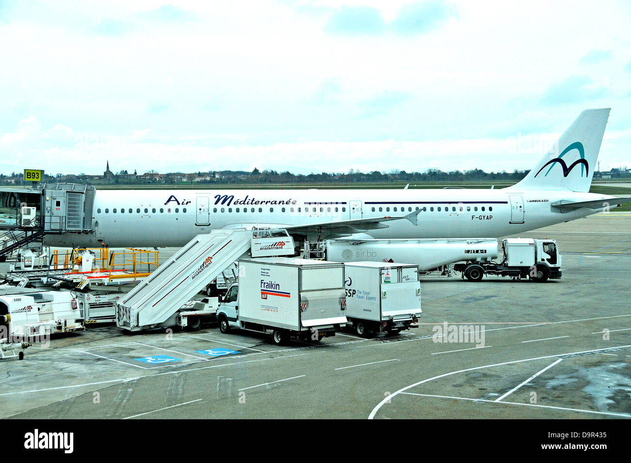 Airbus A 321 di aria Mediterranée di rifornimento a Lione all'Aeroporto Saint Exupery Francia Foto Stock