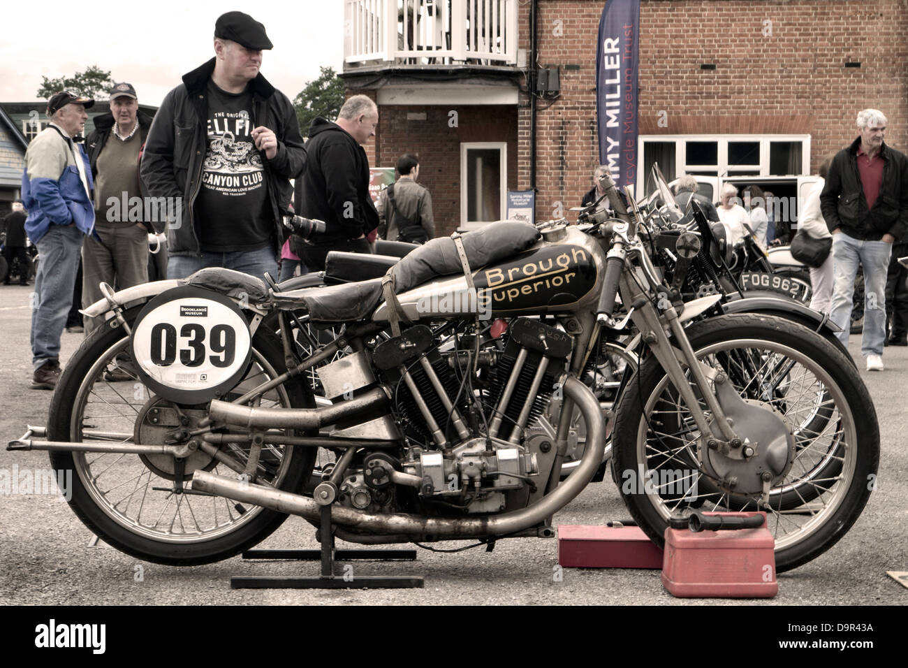 Ton fino al giorno di Brooklands Museum Brough Superior vintage racing moto. Foto Stock