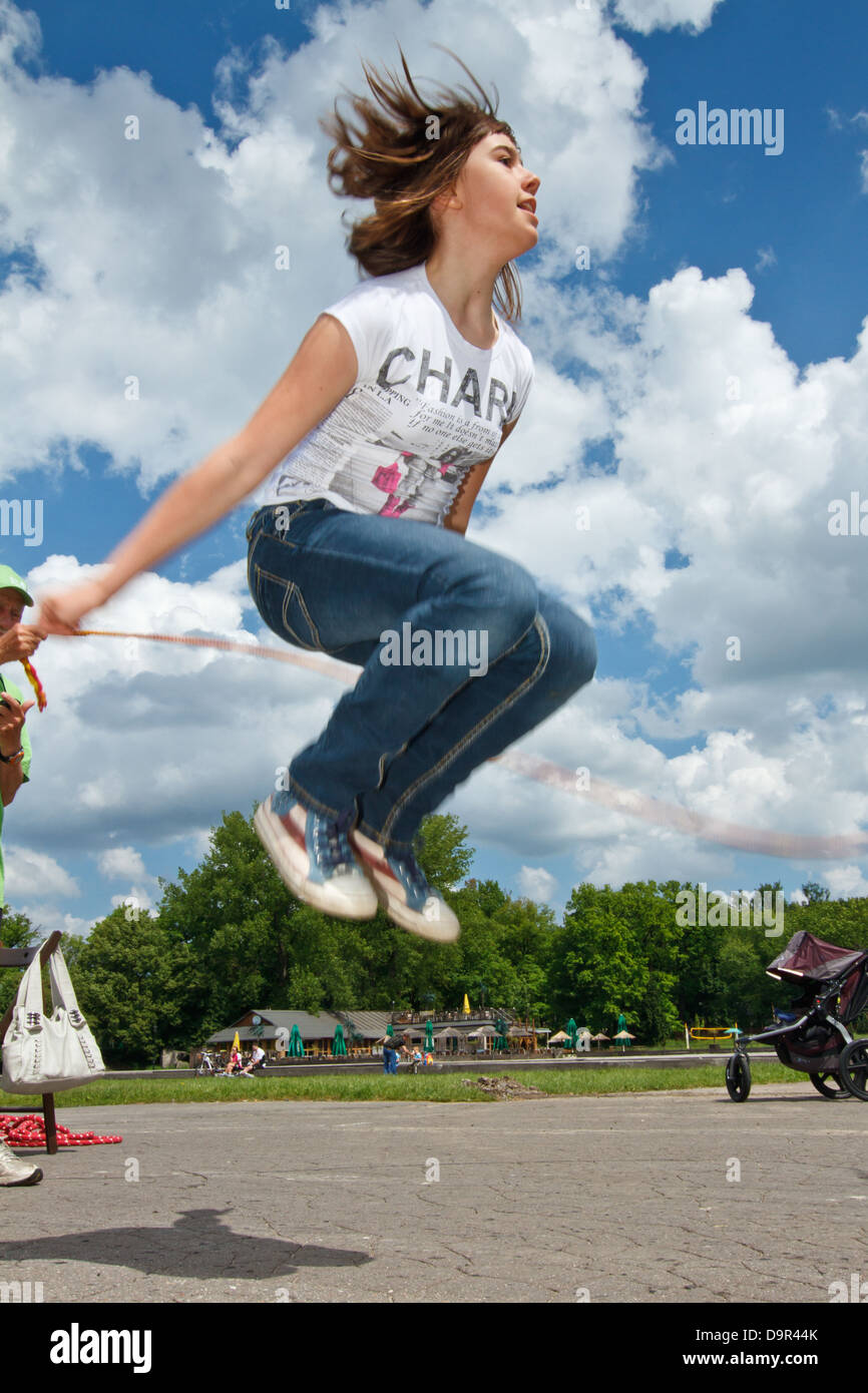 Ragazza saltando su una corda da salto. Foto Stock Ragazza saltando su una corda da salto. Foto Stock