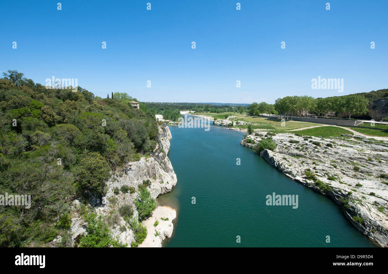 Fiume Gardon vicino a Pont du Gard, un acquedotto romano vicino a Nîmes, Languedoc, Francia Foto Stock