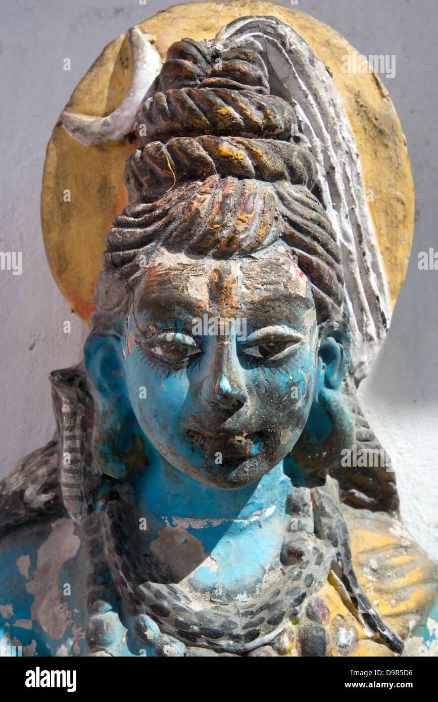 Una figurina se il dio indù Shiva siede a un santuario nel distretto tribale di Bharmour, Himachal Pradesh, India Foto Stock