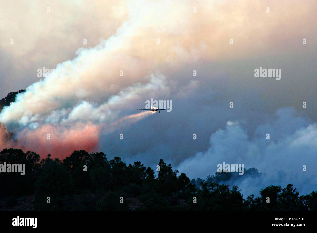 Un mezzi aerei antincendio soppressore di gocce sulla spazzola Creek Fire Giugno 24, 2013 a circa 12 miglia a nord di fucile, CO. Il fuoco ha cominciato da un fulmine e ha consumato su 400 acri di terreno. Foto Stock