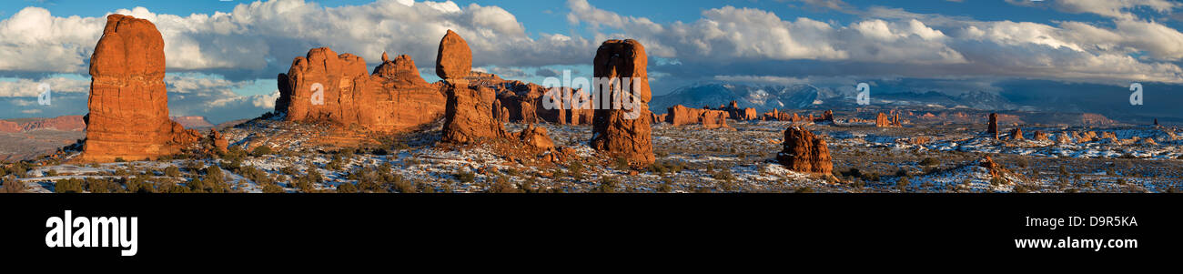 Roccia equilibrata e la sezione di Windows con La Sal Mountains al di là, Arches National Park, Utah, Stati Uniti d'America Foto Stock