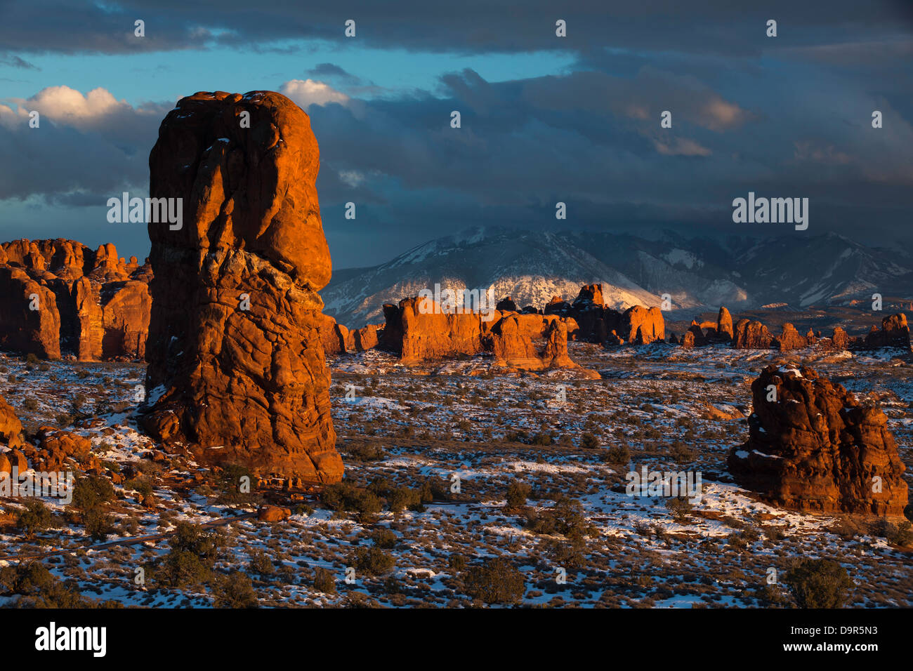 Roccia equilibrata e la sezione di Windows con La Sal Mountains al di là, Arches National Park, Utah, Stati Uniti d'America Foto Stock