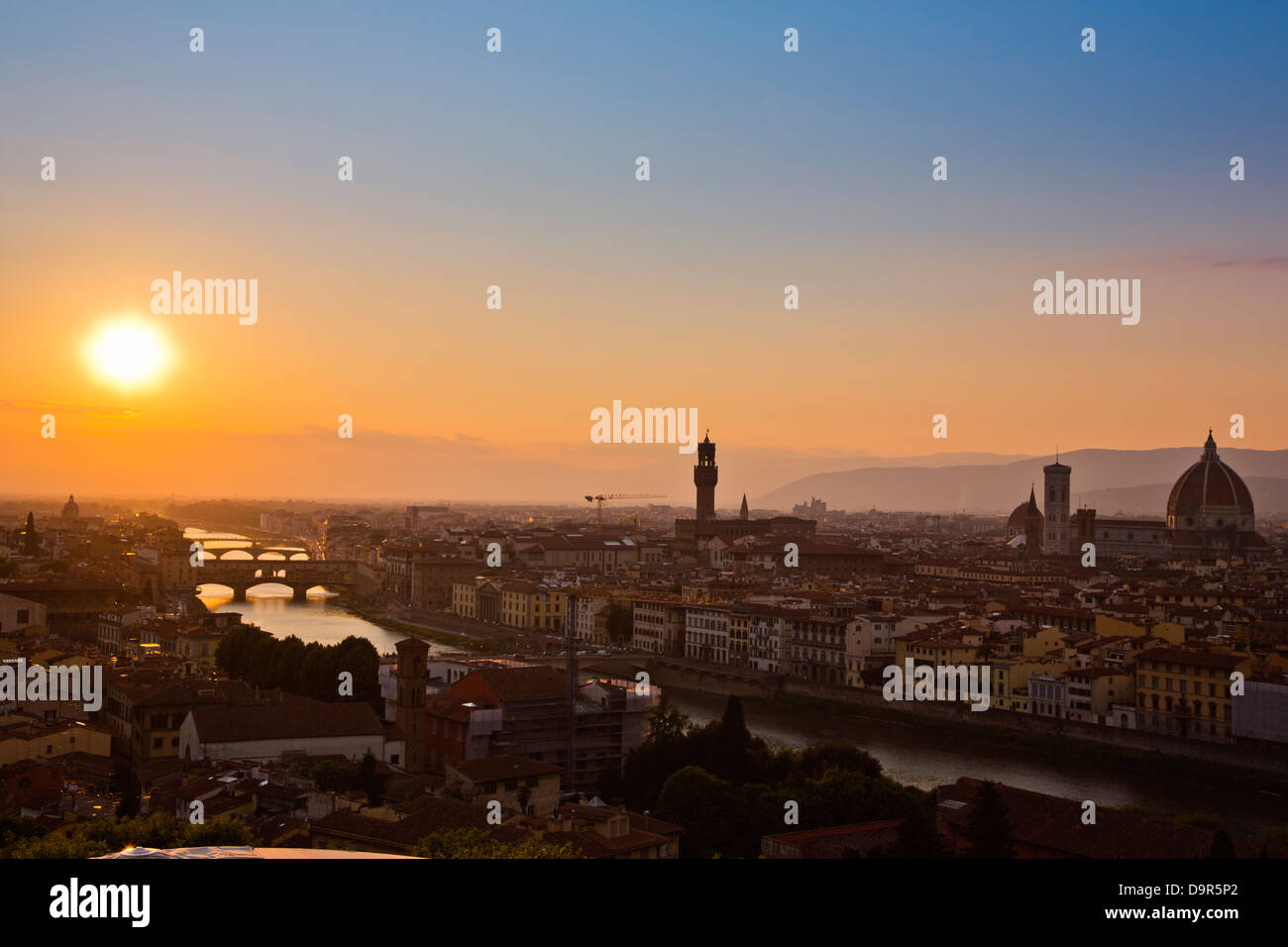 Palazzo Vecchio e il Duomo di Santa Maria del Fiore al tramonto, Firenze, Toscana, Italia Foto Stock