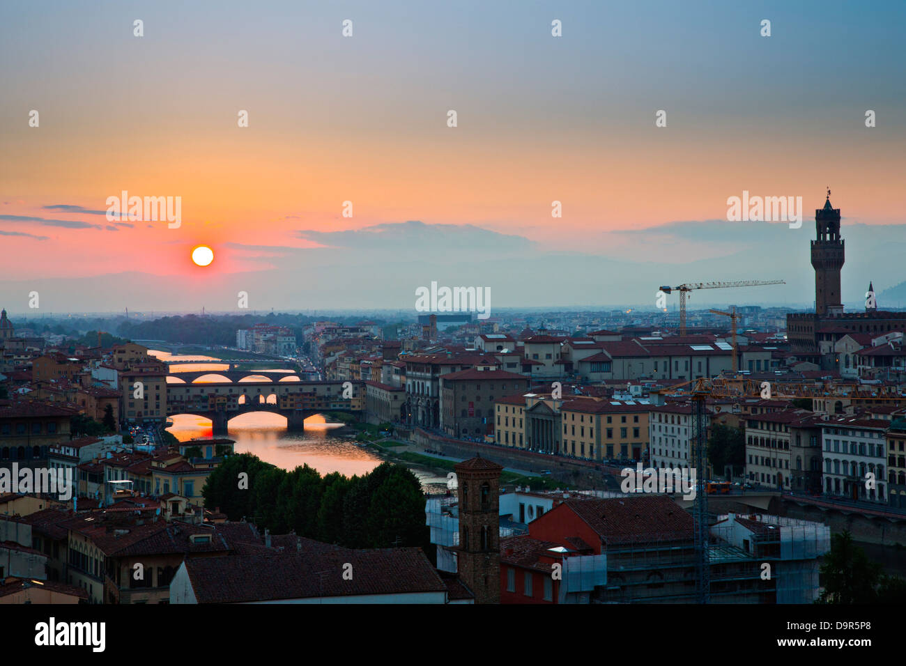 Angolo di alta vista di una città al crepuscolo, Firenze, Toscana, Italia Foto Stock