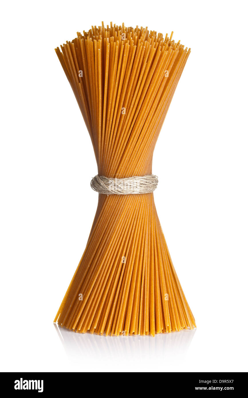 Spaghetti isolati su sfondo bianco. Mazzetto di tutta la pasta di grano legata a corda Foto Stock
