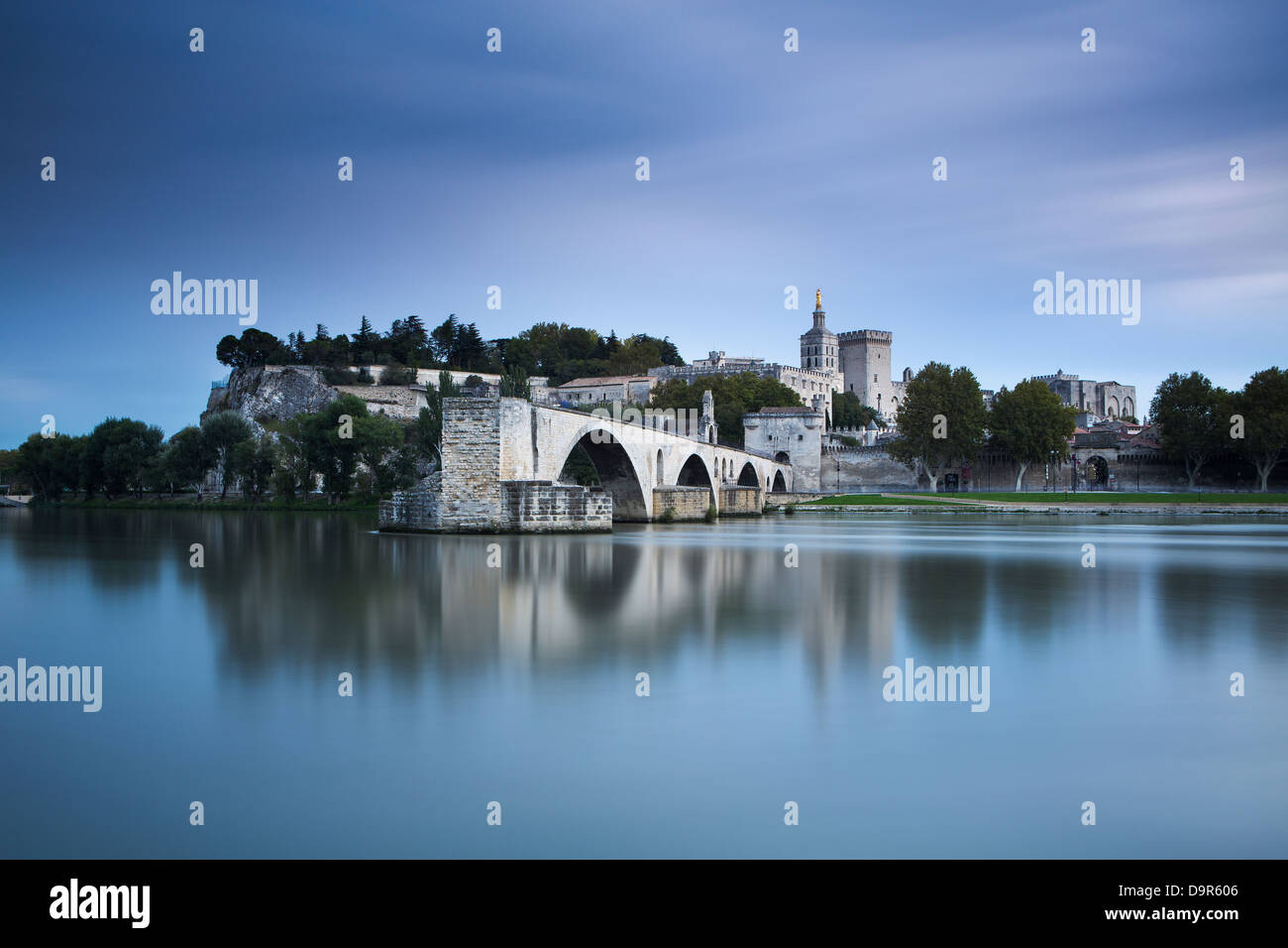 Il Pont St-Bénézet, Palais des Papes & Rhone river al crepuscolo, Avignone, Provenza, Francia Foto Stock