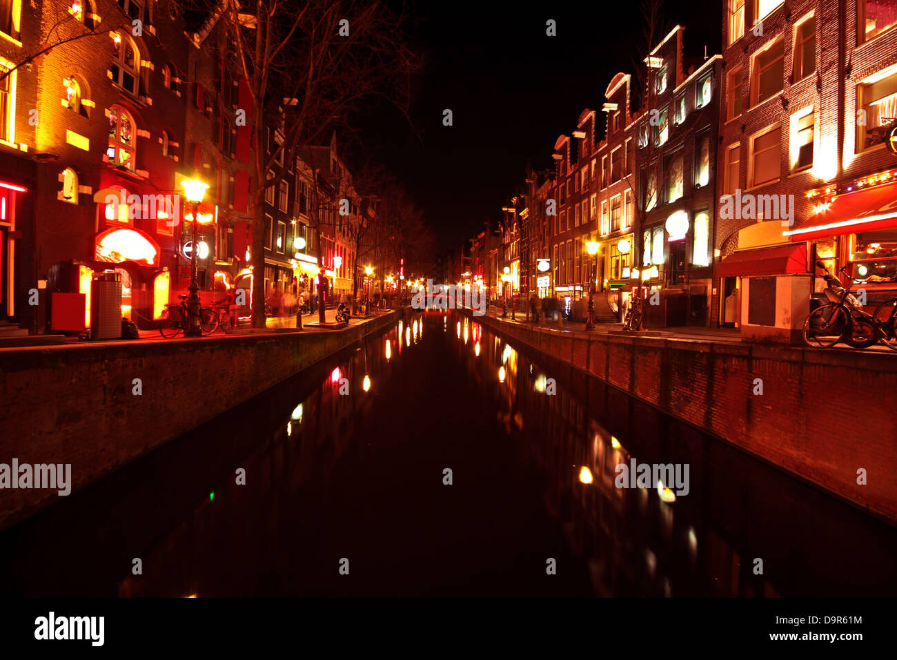 Il quartiere a luci rosse di Amsterdam Paesi Bassi durante la notte Foto Stock