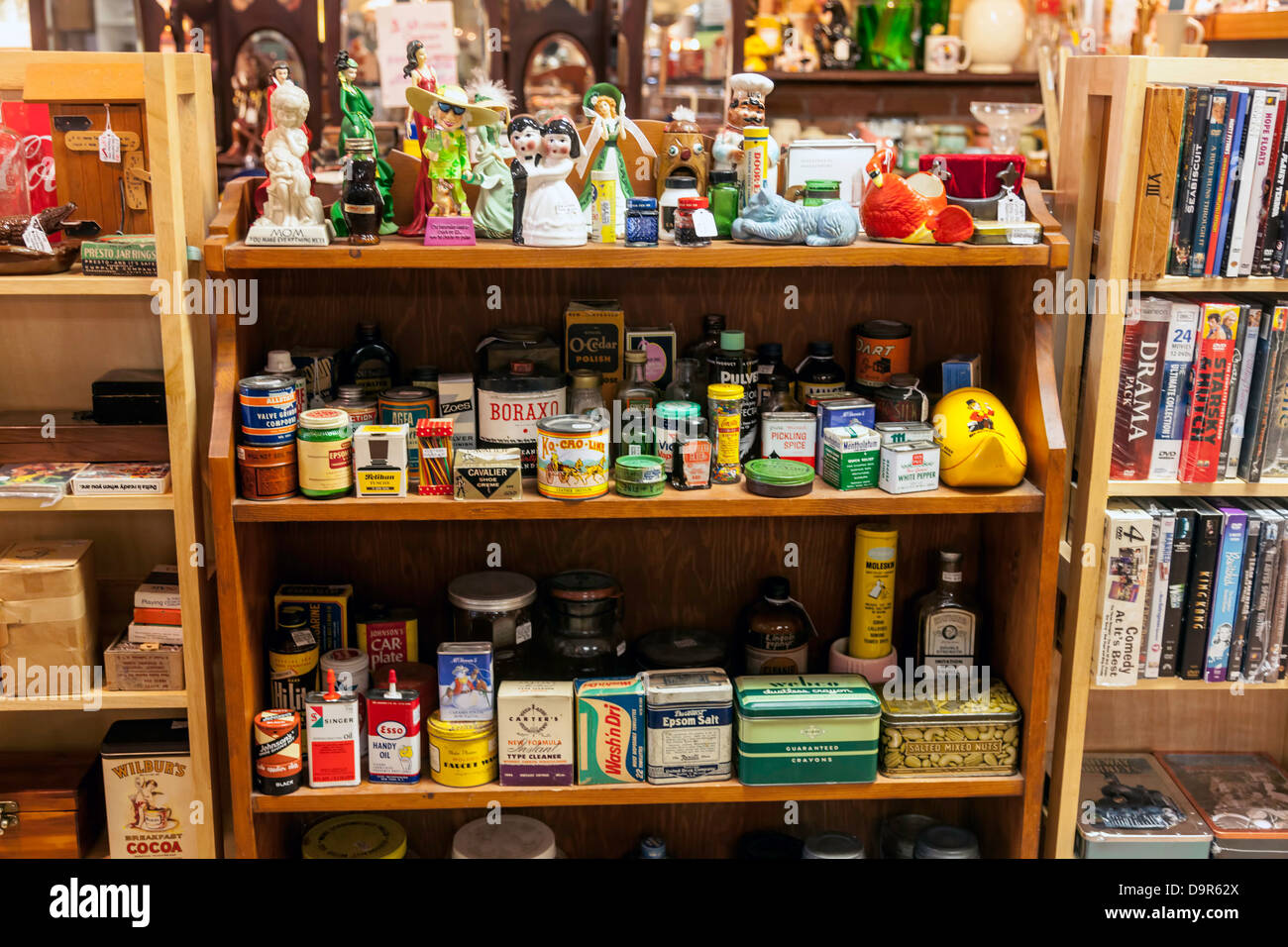 Vintage spezie, condimenti, bric a brac, knick Nack inviati e accessori disposti su scaffalature di legno. Foto Stock