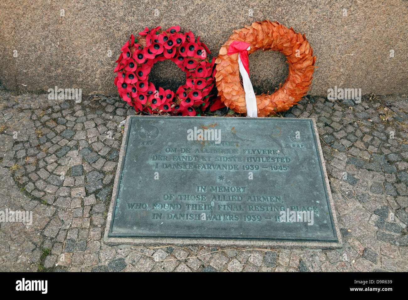 RAF tablet a WW2 memorial a Tuborg Havn in memoria di quelle alleate aviatori, che hanno trovato il loro ultimo luogo di riposo nelle acque danesi Foto Stock