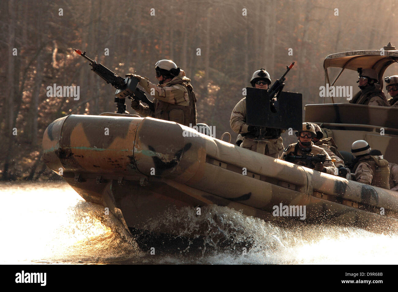 US Navy Special Forces con lo squadrone fluviale uno mans 240Gs lato porta mitragliatrice a bordo di una piccola unità di imbarcazioni fluviali durante la fase di esercizio la cometa 2007 gennaio 23, 2007 a Fort Pickett, VA. Foto Stock