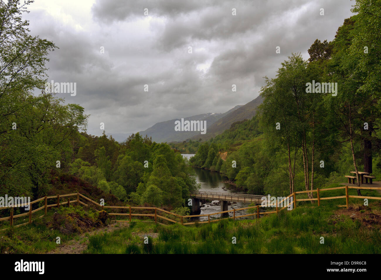 Glen Affric: il fiume Affric e le montagne della Riserva Naturale Foto Stock