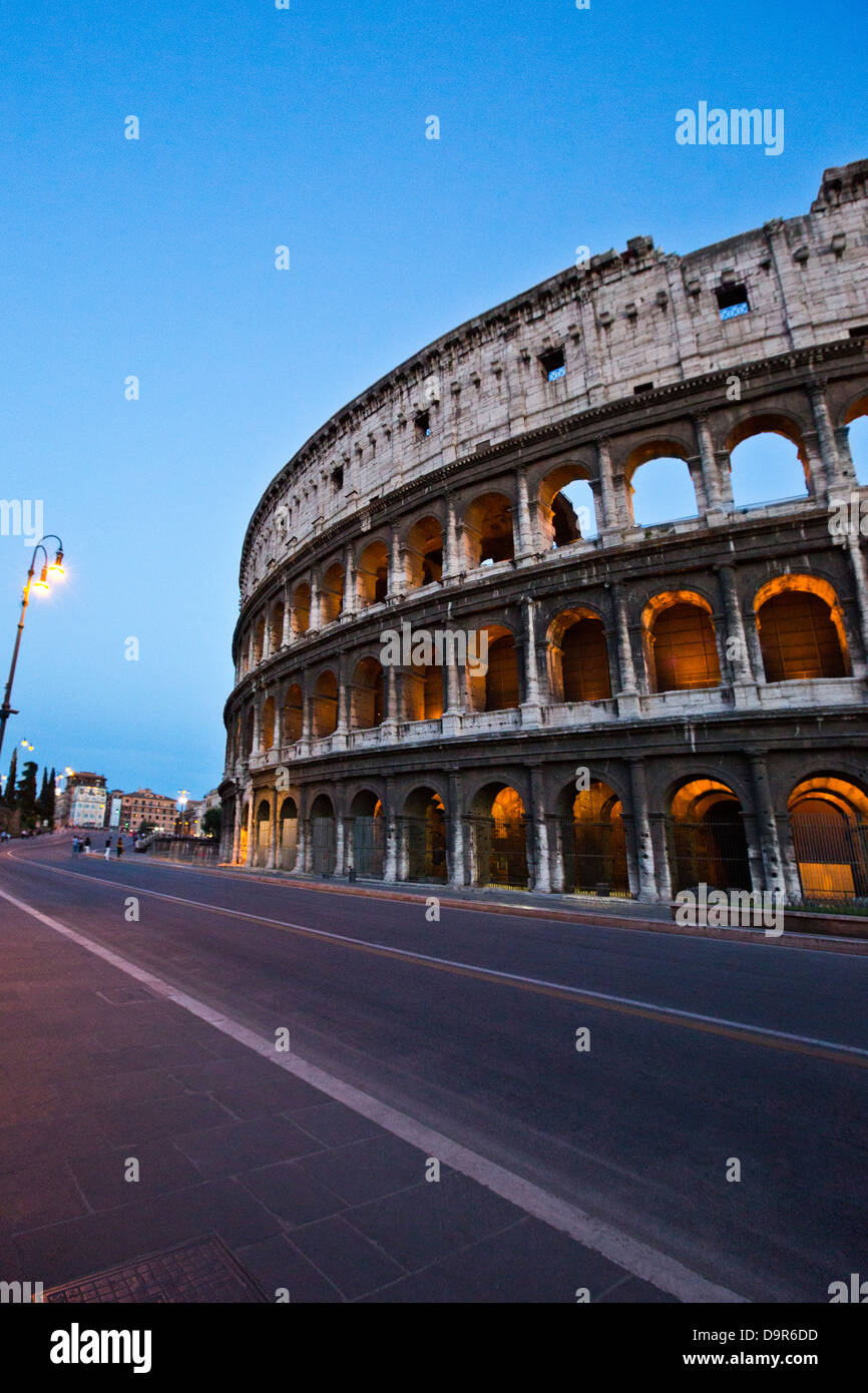 Strada che passa vicino un anfiteatro, Colosseo, Lazio, Roma, della Provincia di Roma, Italia Foto Stock