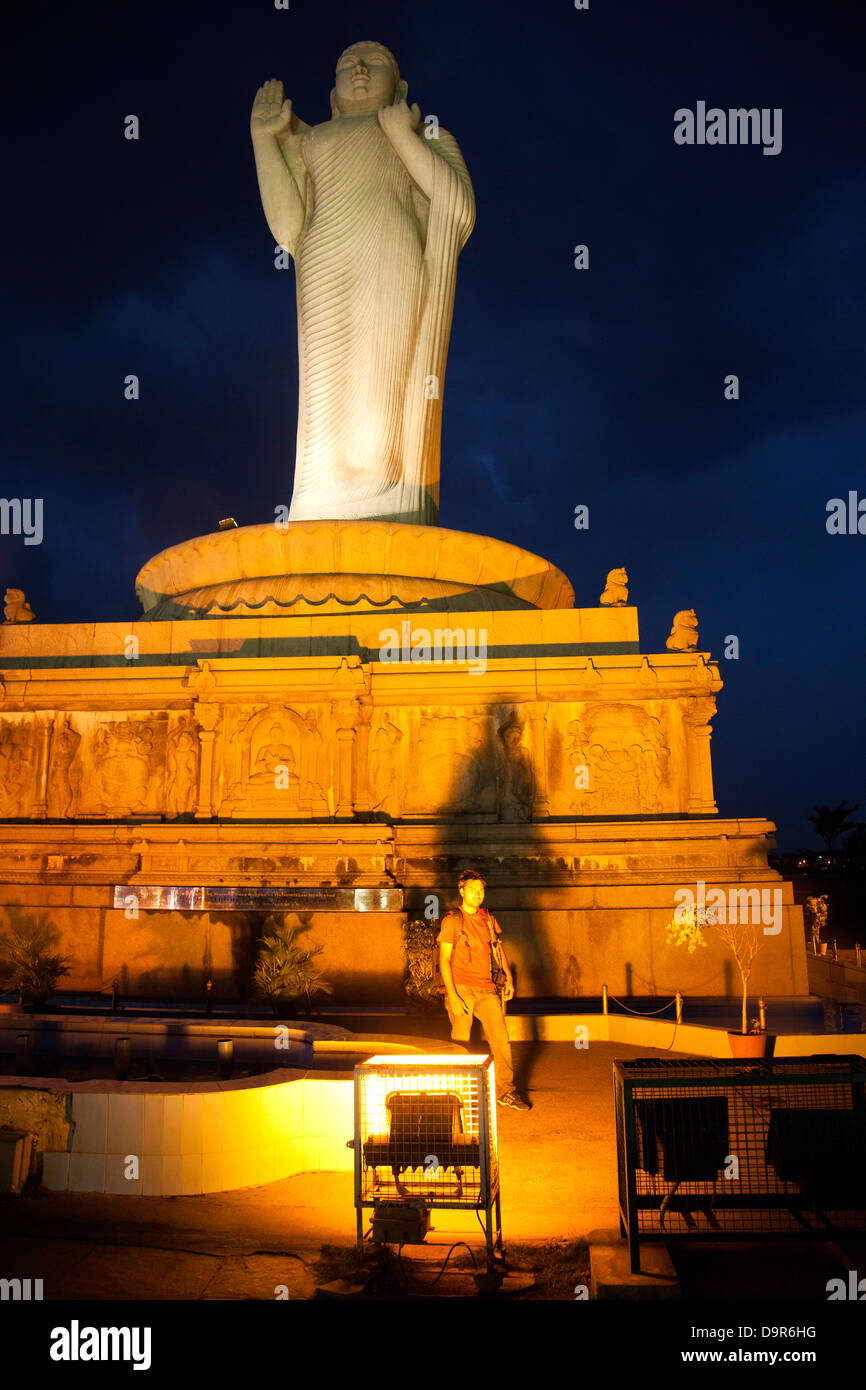 Statua di Budda illuminata di notte, Hussain Sagar, Hyderabad, Andhra Pradesh, India Foto Stock
