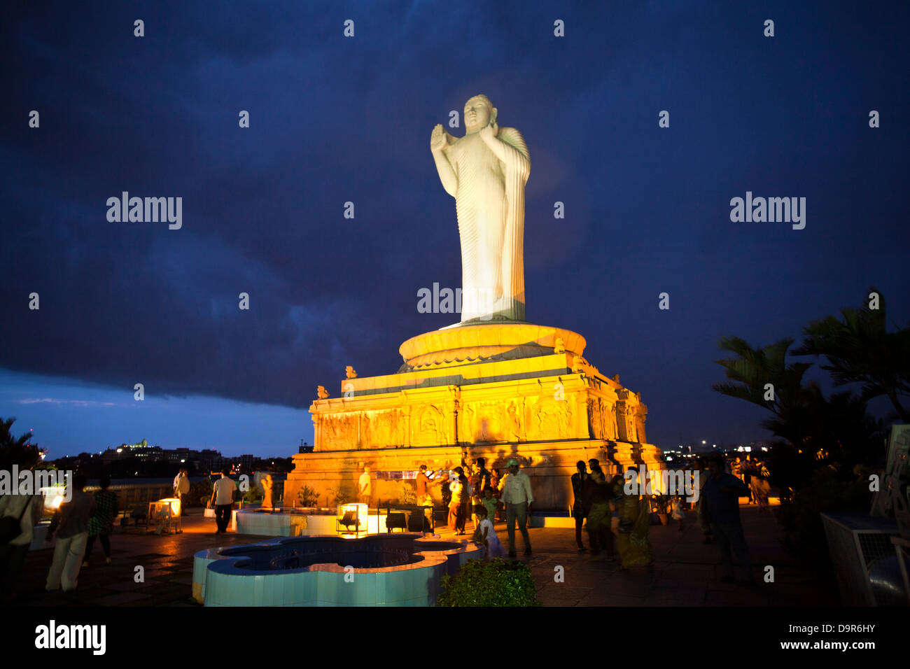I turisti nei pressi di una statua del Buddha, Hussain Sagar, Hyderabad, Andhra Pradesh, India Foto Stock