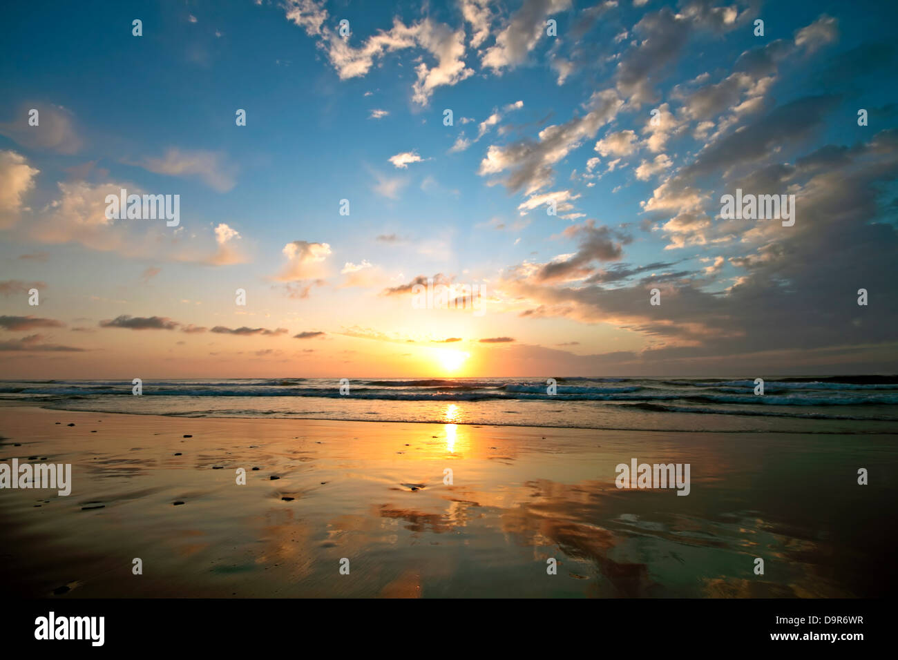 Bella cloudscape in spiaggia al tramonto in Portogallo Foto Stock