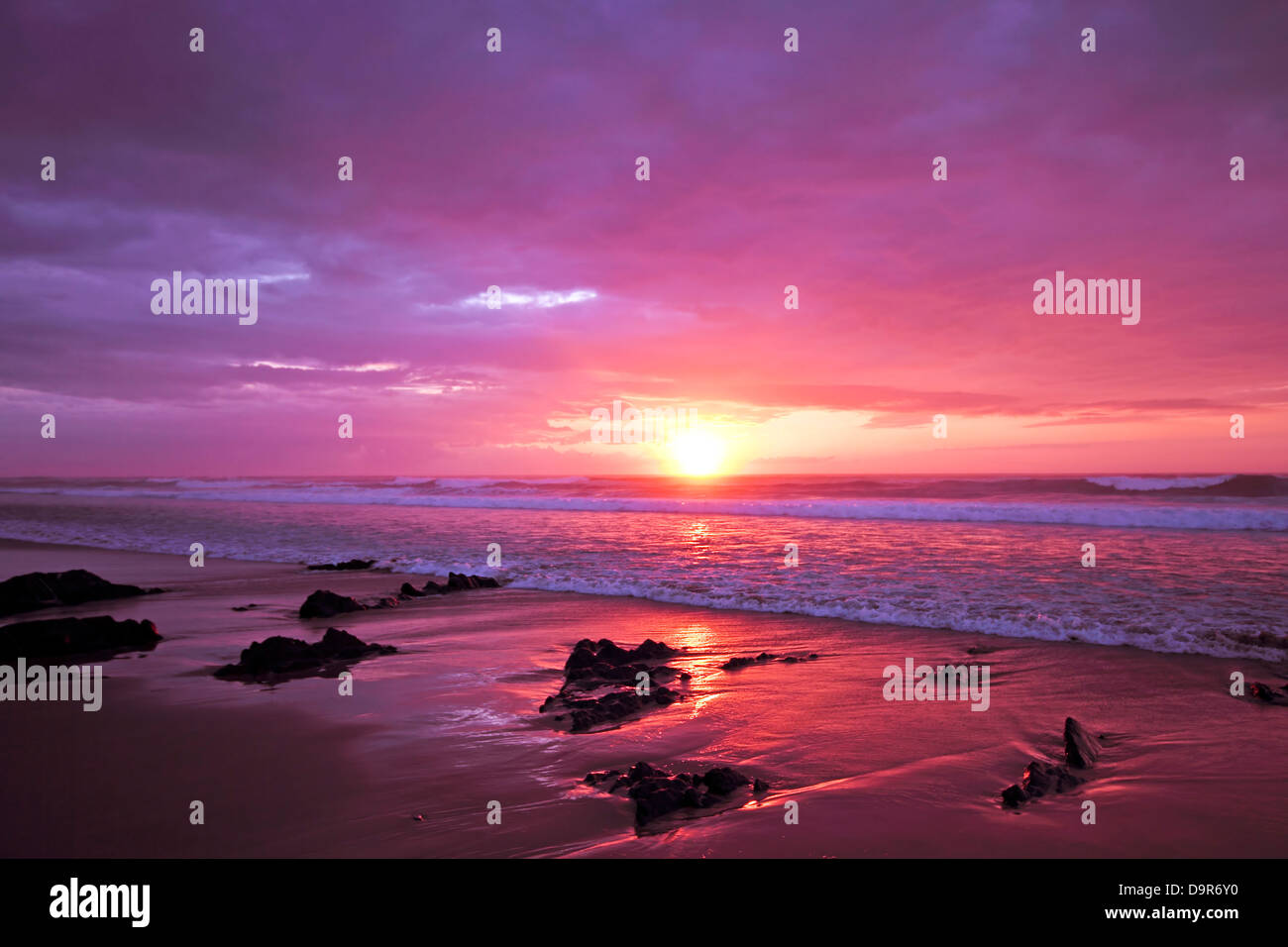 Viola tramonto all'oceano atlantico in Portogallo Foto Stock