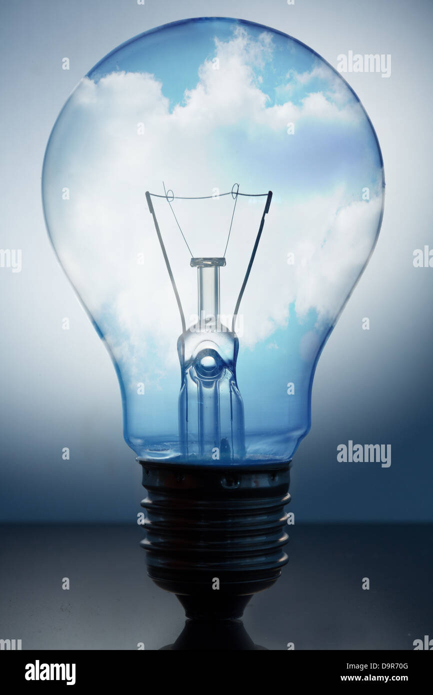 Close up di grande luce permanente della lampadina con un luminoso cielo blu in esso Foto Stock