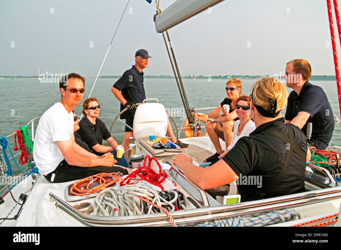 Barca a vela sul lago IJsselmeer nei Paesi Bassi al tramonto Foto Stock