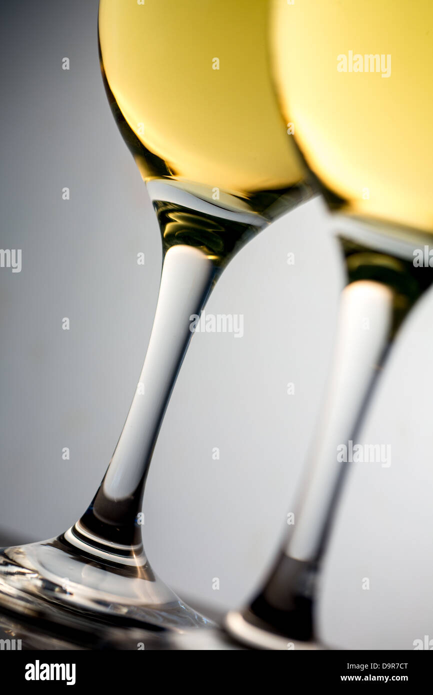In prossimità dei due vetri bianchi pieno di vino bianco Foto Stock