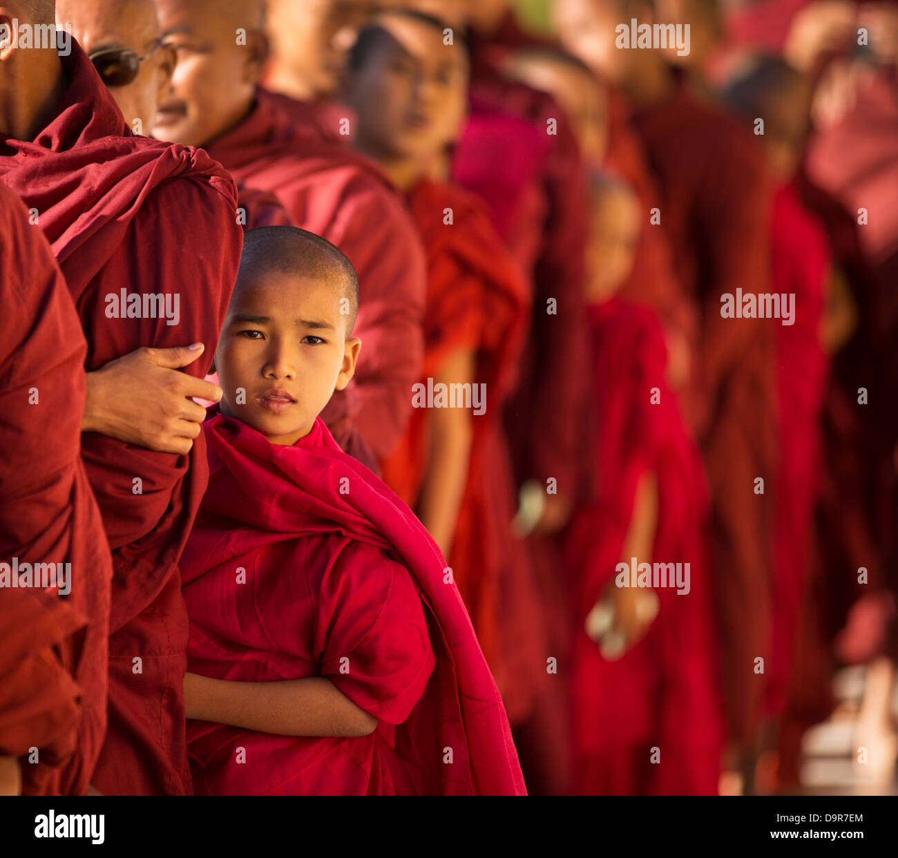 I monaci a Shwezigon Paya, Bagan, Myanmar (Birmania) Foto Stock