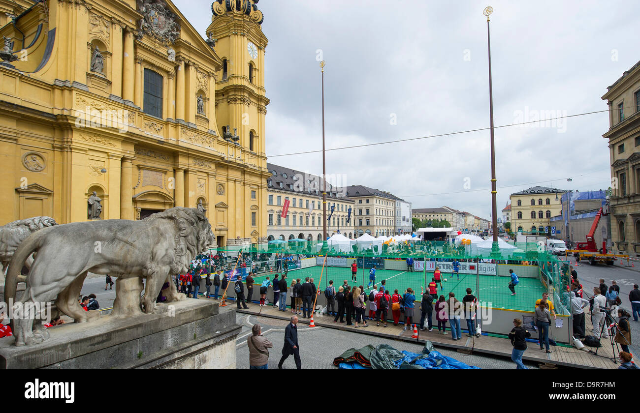Le persone senza fissa dimora dalla Germania e Polonia giocare una partita di calcio aginst reciprocamente al calcio europeo campionato di senzatetto a Odeonsplatz a Monaco di Baviera, Germania, il 25 giugno 2013. 16 squadre provenienti da 12 paesi di prendere parte al torneo. Foto: MARC MUELLER Foto Stock