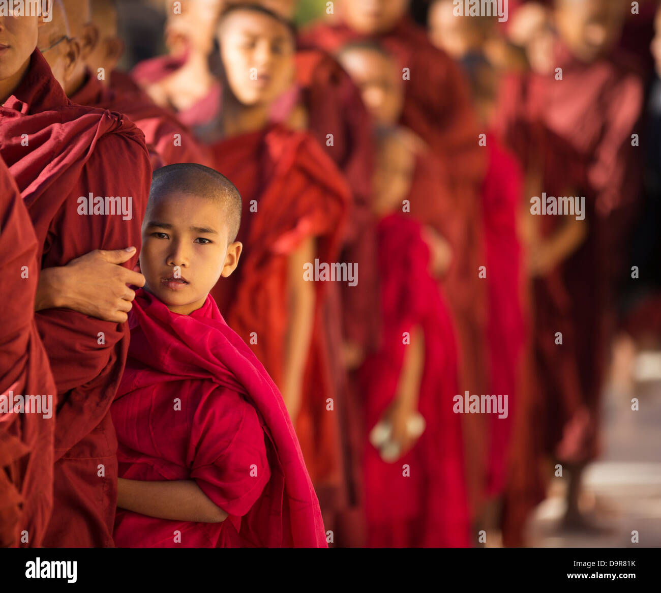 I monaci a Shwezigon Paya, Bagan, Myanmar (Birmania) Foto Stock