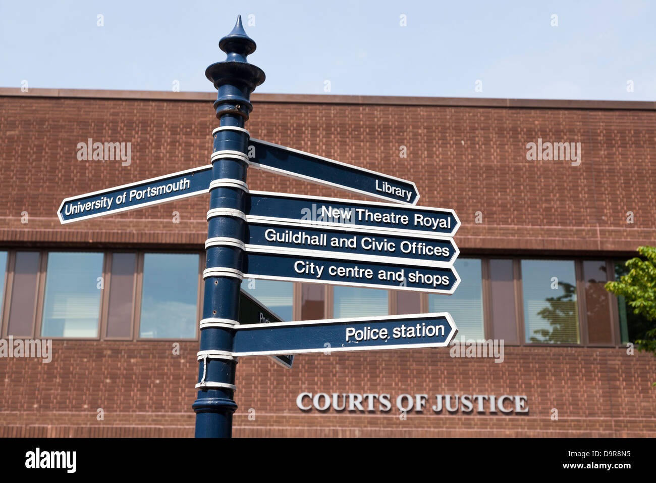 Segno del dito a luoghi di interesse a Portsmouth Crown Court Foto Stock