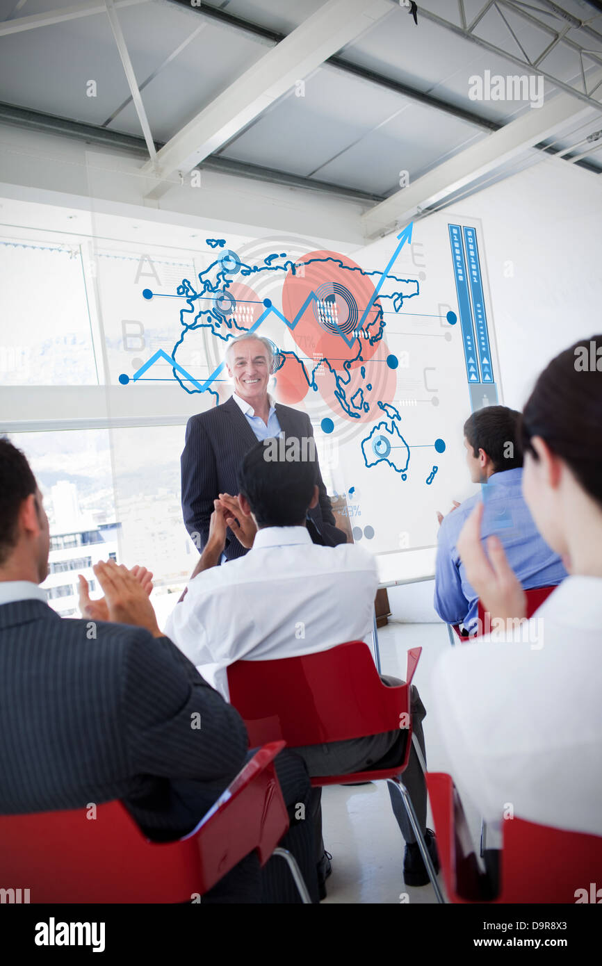 La gente di affari battimani stakeholder in piedi di fronte blu mappa interfaccia schema Foto Stock